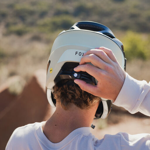 Man dialing his BOA fit system.